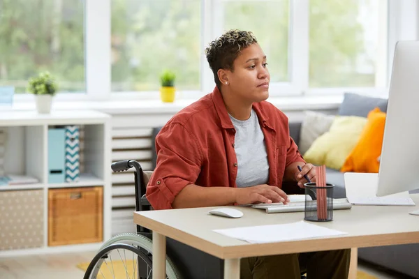 Africano Jovem Deficiente Mulher Sentado Cadeira Rodas Frente Computador Trabalhando — Fotografia de Stock