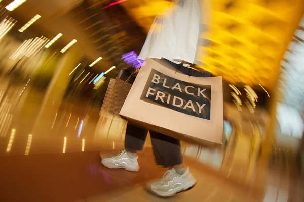 Suddig Rörelse Kvinna Står Med Shoppingväskor Efter Svart Fredag Köpcentret — Stockfoto