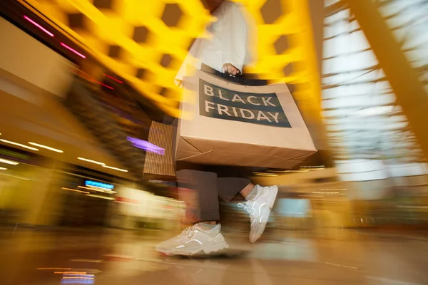 Suddig Rörelse Shopaholic Bär Shooping Påsar Medan Promenader Längs Köpcentret — Stockfoto