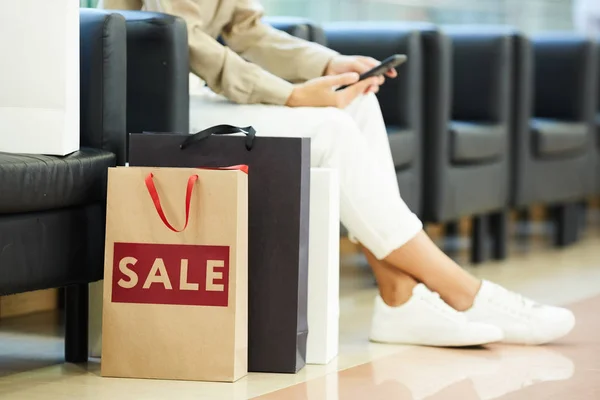 Primer Plano Las Bolsas Compra Pie Suelo Con Mujer Con — Foto de Stock