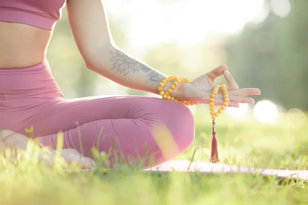 Close Mulher Saudável Roupas Rosa Segurando Amuleto Mão Meditando Parque — Fotografia de Stock