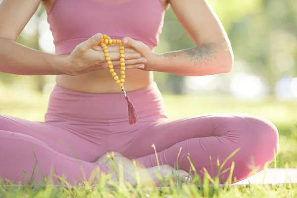 Nilüfer Pozisyonunda Çimlerin Üzerinde Oturmuş Dışarıda Meditasyon Yaparken Pembe Elbiseli — Stok fotoğraf