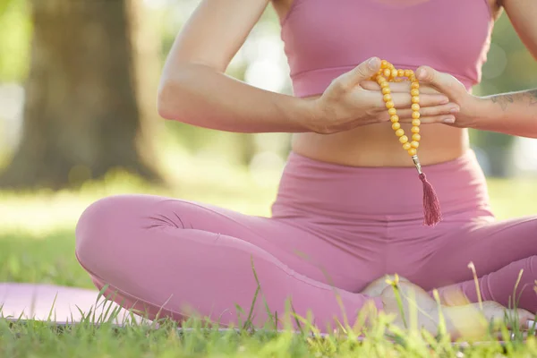 Närbild Ung Smal Kvinna Rosa Sportkläder Som Håller Amulett Och — Stockfoto