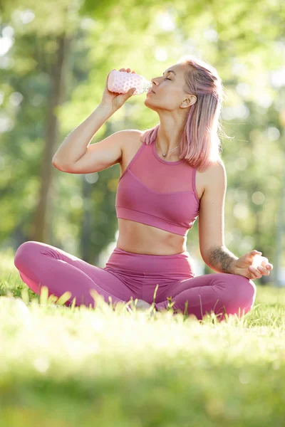 Jovem Mulher Saudável Roupas Esportivas Rosa Sentado Grama Verde Água — Fotografia de Stock