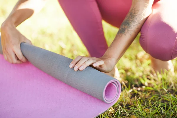 Nahaufnahme Einer Jungen Frau Mit Gymnastikmatte Beendet Ihr Sporttraining Der — Stockfoto