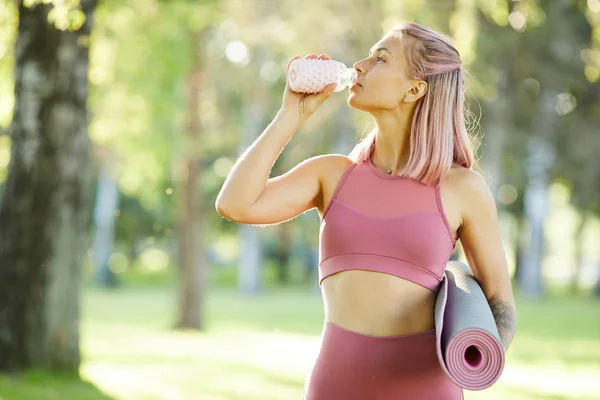 Spor Eğitiminden Sonra Spor Paspasıyla Ayakta Duran Içme Suyu Içen — Stok fotoğraf