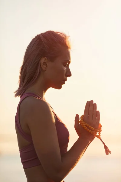 Mujer Joven Con Pelo Rubio Corto Haciendo Yoga Meditando Atardecer — Foto de Stock