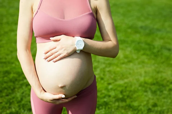 Femme Enceinte Vêtements Sport Rose Debout Embrassant Ventre Extérieur — Photo