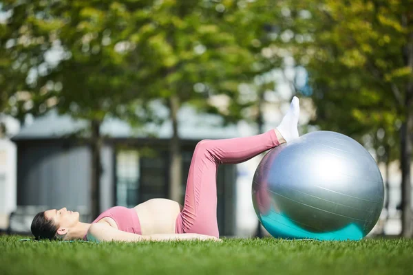 Jeune Femme Enceinte Couchée Sur Tapis Exercice Sur Herbe Verte — Photo