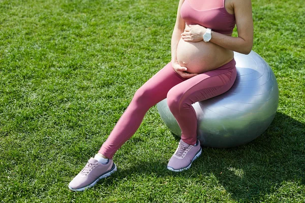 Gros Plan Jeune Femme Enceinte Vêtements Roses Assise Sur Ballon — Photo