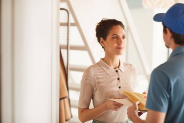 Postacıdan mektup alan kadın.