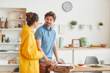 Pizza için imza atan adam.