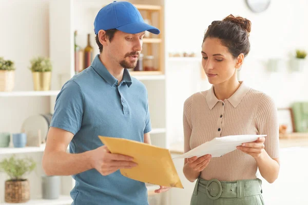 Man levererar paket — Stockfoto