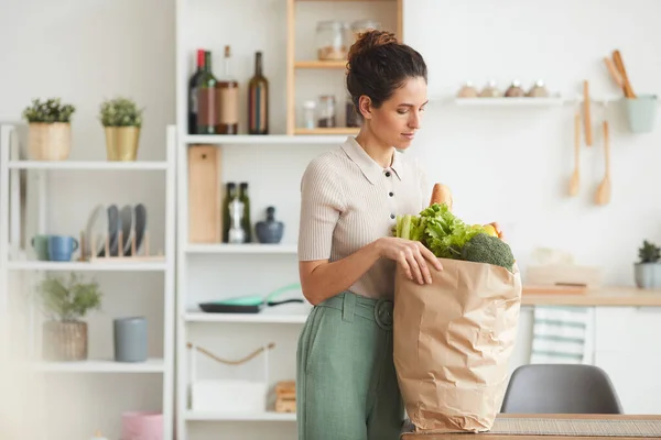 Žena kupuje jídlo domů — Stock fotografie