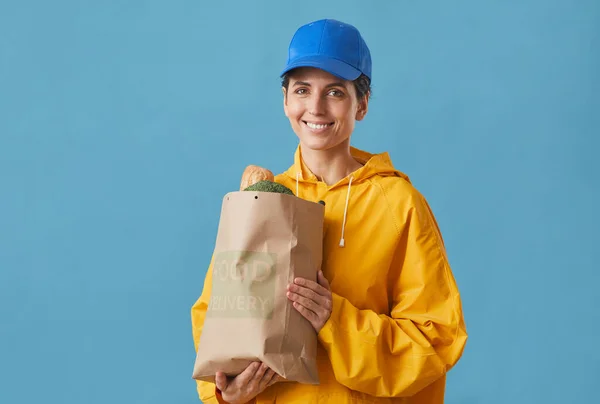 Mujer entregando comida —  Fotos de Stock