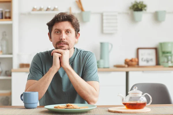 Mann frühstückt zu Hause — Stockfoto