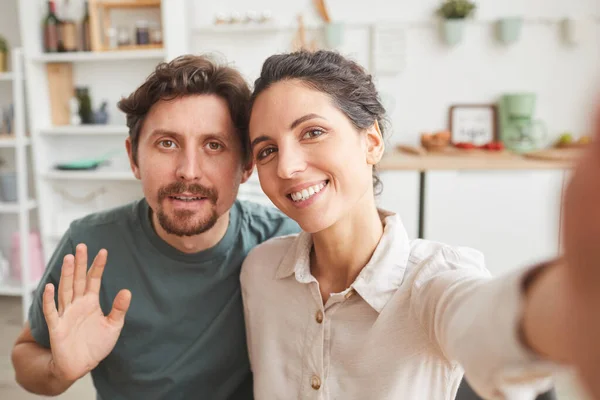 Selfie von jungem Paar — Stockfoto