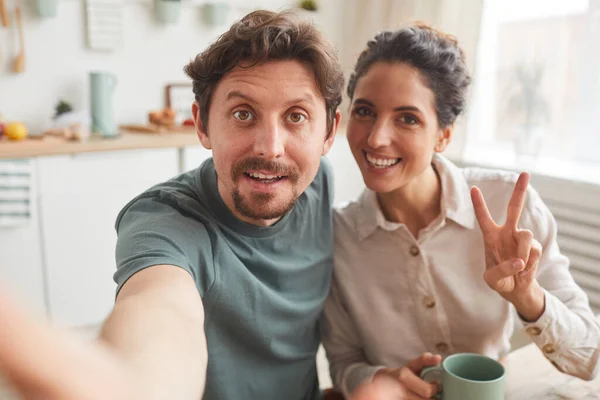 Glückliches Paar macht Selfie — Stockfoto