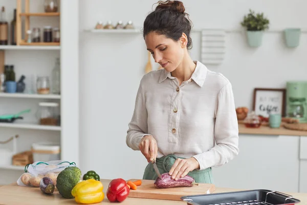 Mujer preparando la cena —  Fotos de Stock