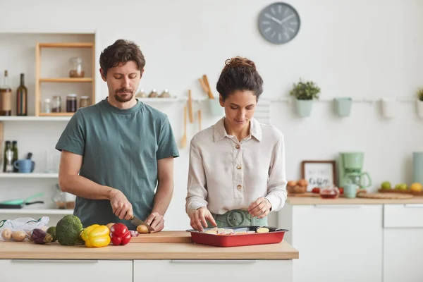 Paar bereitet Essen in der Küche zu — Stockfoto