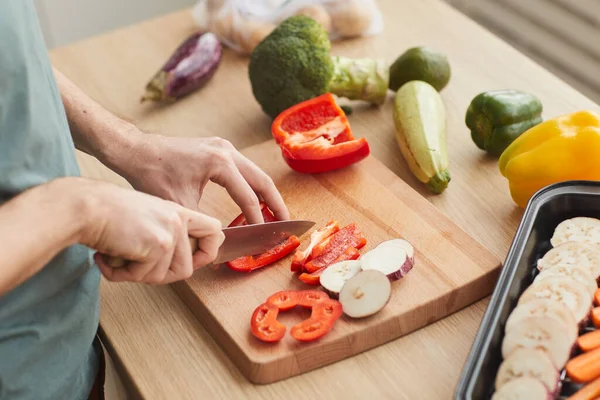 Hombre cortando verduras frescas —  Fotos de Stock