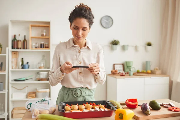 Mujer fotografiando su plato —  Fotos de Stock