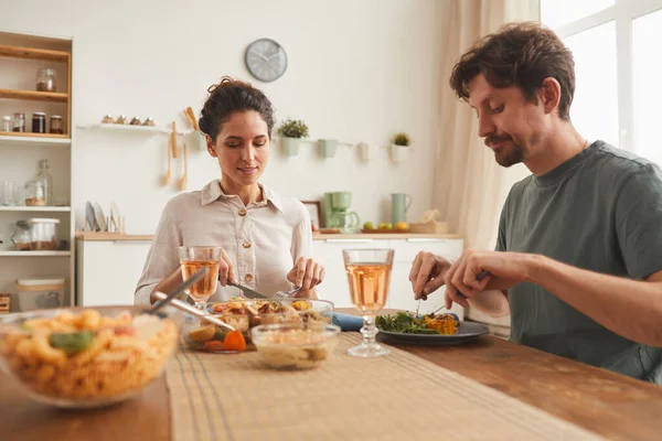 Paar isst Abendessen in der Küche — Stockfoto