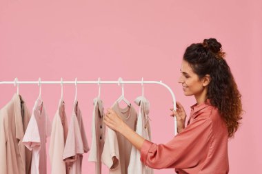 Kıyafet seçen kadın