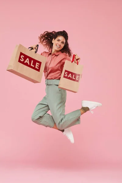 Mulher fazendo compras bem sucedidas — Fotografia de Stock