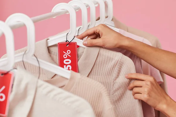 Vrouw koopt kleding te koop — Stockfoto