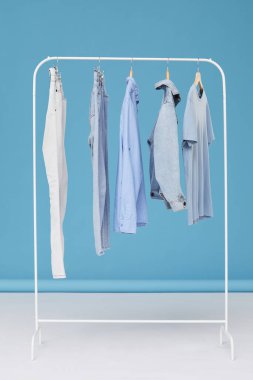 Dükkanda kot pantolon var.