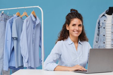 Dizüstü bilgisayarda çalışan kadın