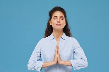 Genç kadın meditasyon yapıyor.