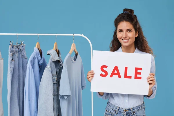 Vendedora na loja de roupas — Fotografia de Stock