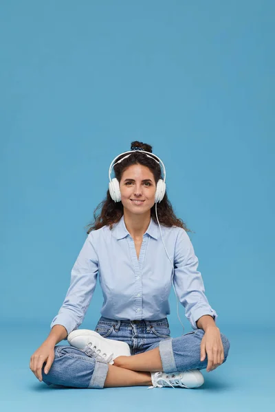 戴耳机的年轻妇女 — 图库照片