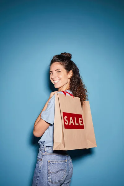 Shopaholic fazendo compras à venda — Fotografia de Stock