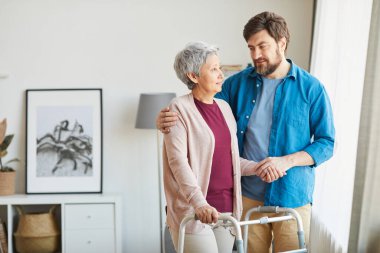 Yaşlılar güvenlik için rehabilitasyon sırasında yürüteç kullanıyor