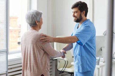 Doktor hastasını selamlıyor.