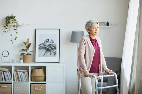 Seniorin mit Rollator zu Hause — Stockfoto