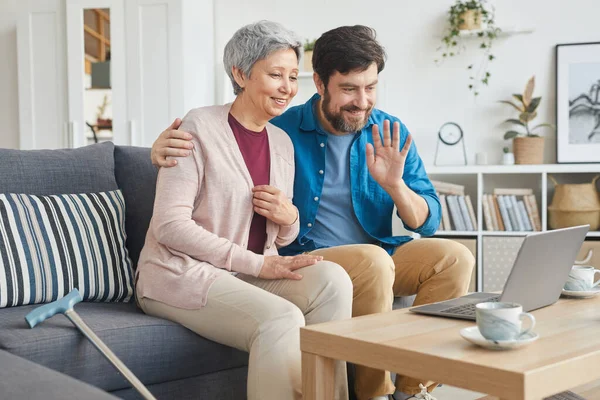 Familiengespräche im Internet — Stockfoto