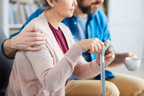 Seniorin mit männlicher Krankenschwester — Stockfoto