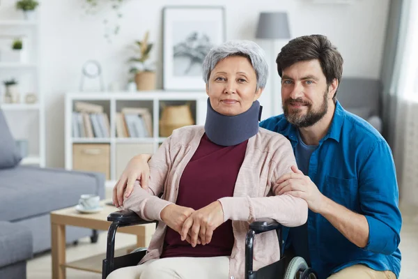 Behinderte Frau mit männlicher Krankenschwester — Stockfoto