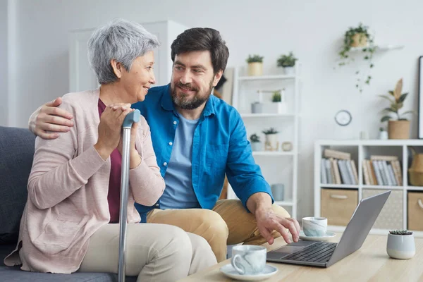 Ludzie używający laptopa w domu — Zdjęcie stockowe