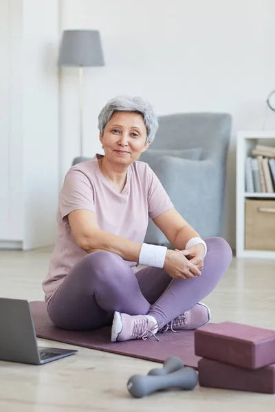 Senior mulher formação em casa — Fotografia de Stock