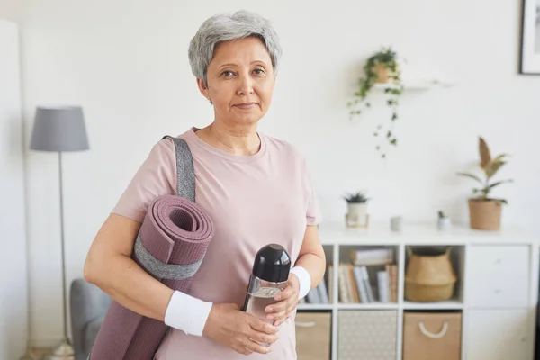 Kıdemli bayan spor antrenmanına hazır. — Stok fotoğraf