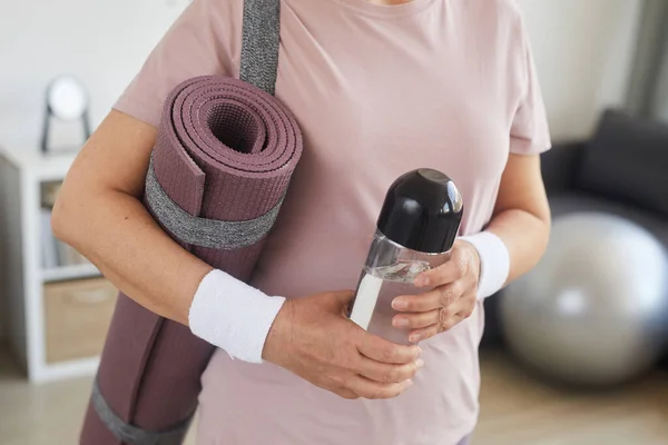 Vrouw klaar voor sporttraining — Stockfoto