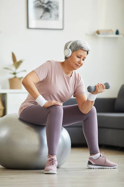 Oudere vrouw die traint met halters — Stockfoto