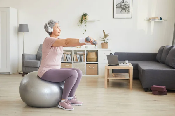 Treinamento esportivo em casa — Fotografia de Stock