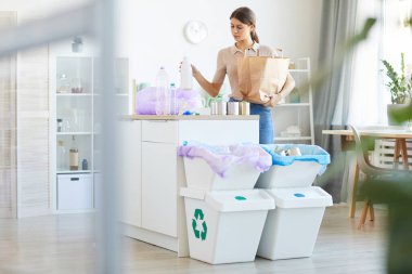 Plastik çöpleri ayıran kadın