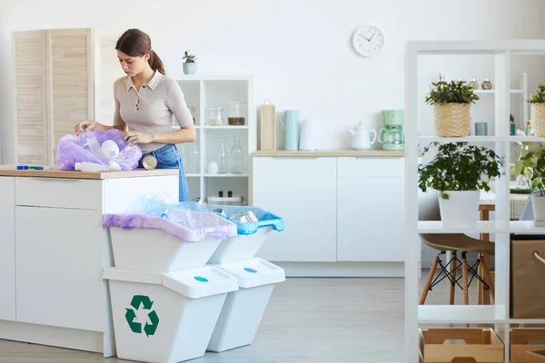 Frau arbeitet mit dem Müll — Stockfoto